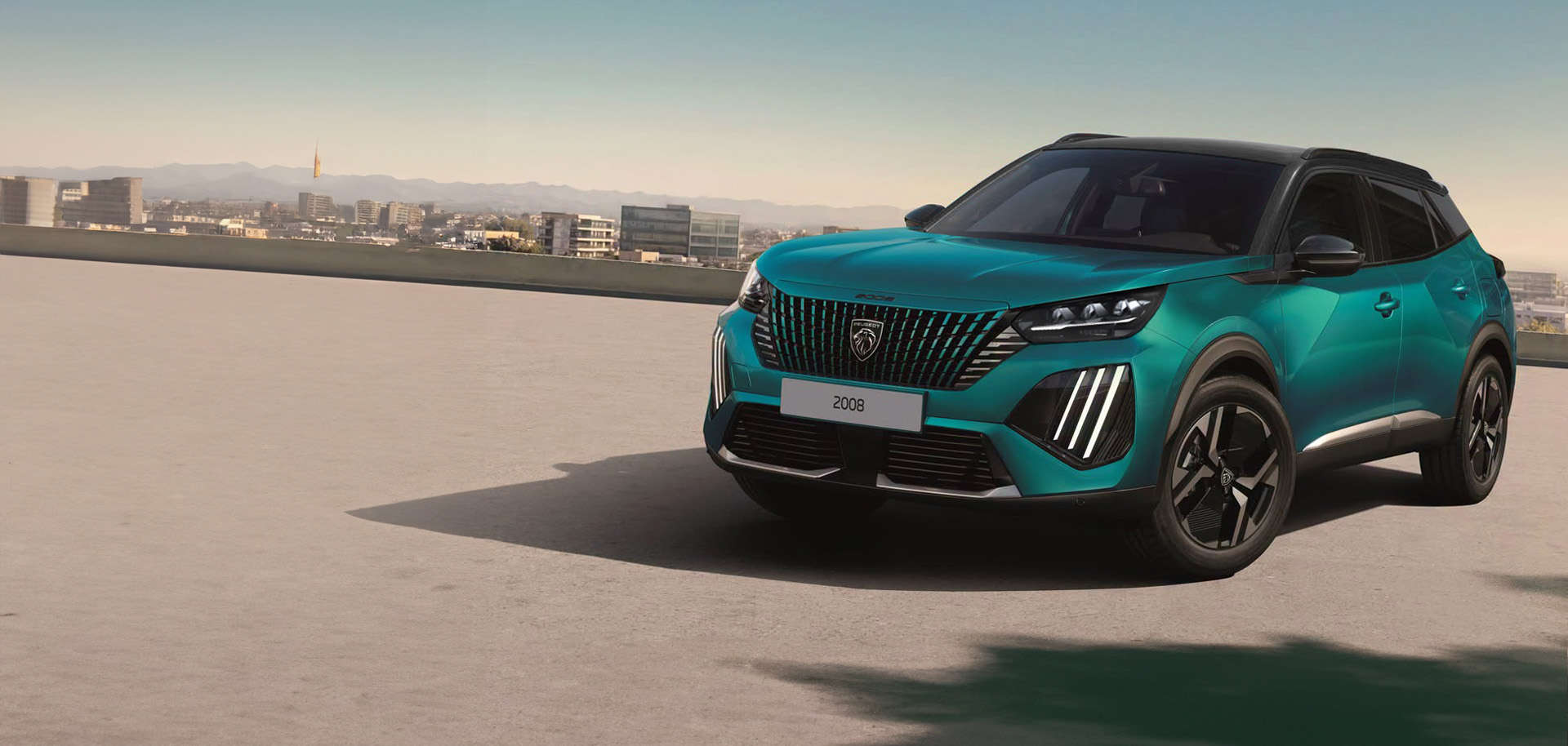 Peugeot 2008 синього кольору на стоянці над містом, вигляд спереду з лівого боку