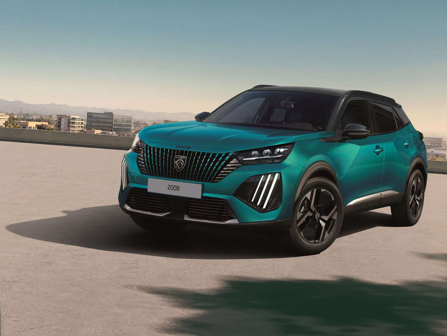 Peugeot 2008 синього кольору на стоянці над містом, вигляд спереду з лівого боку