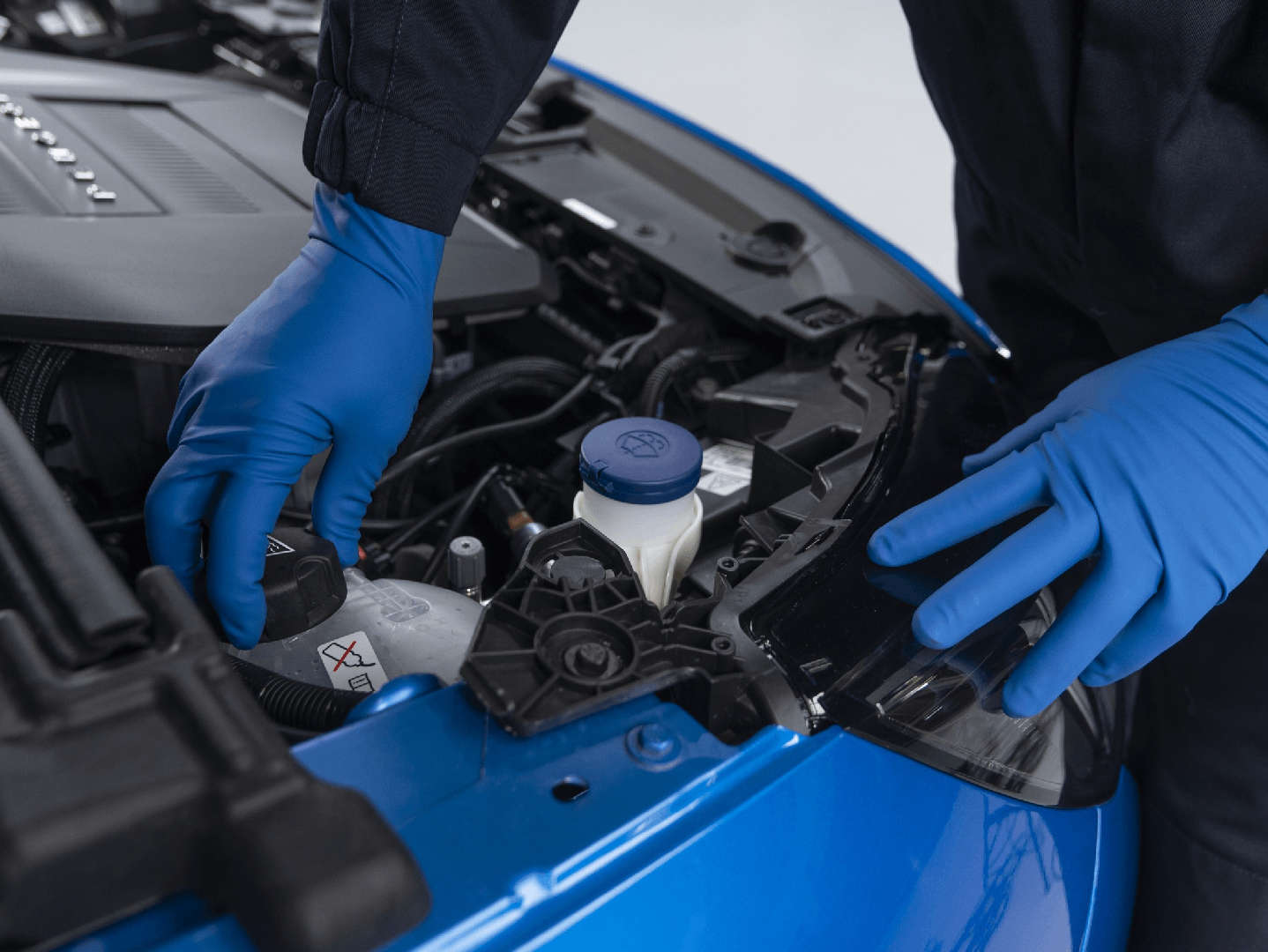 Майстер відкрив капот автомобіля Peugeot