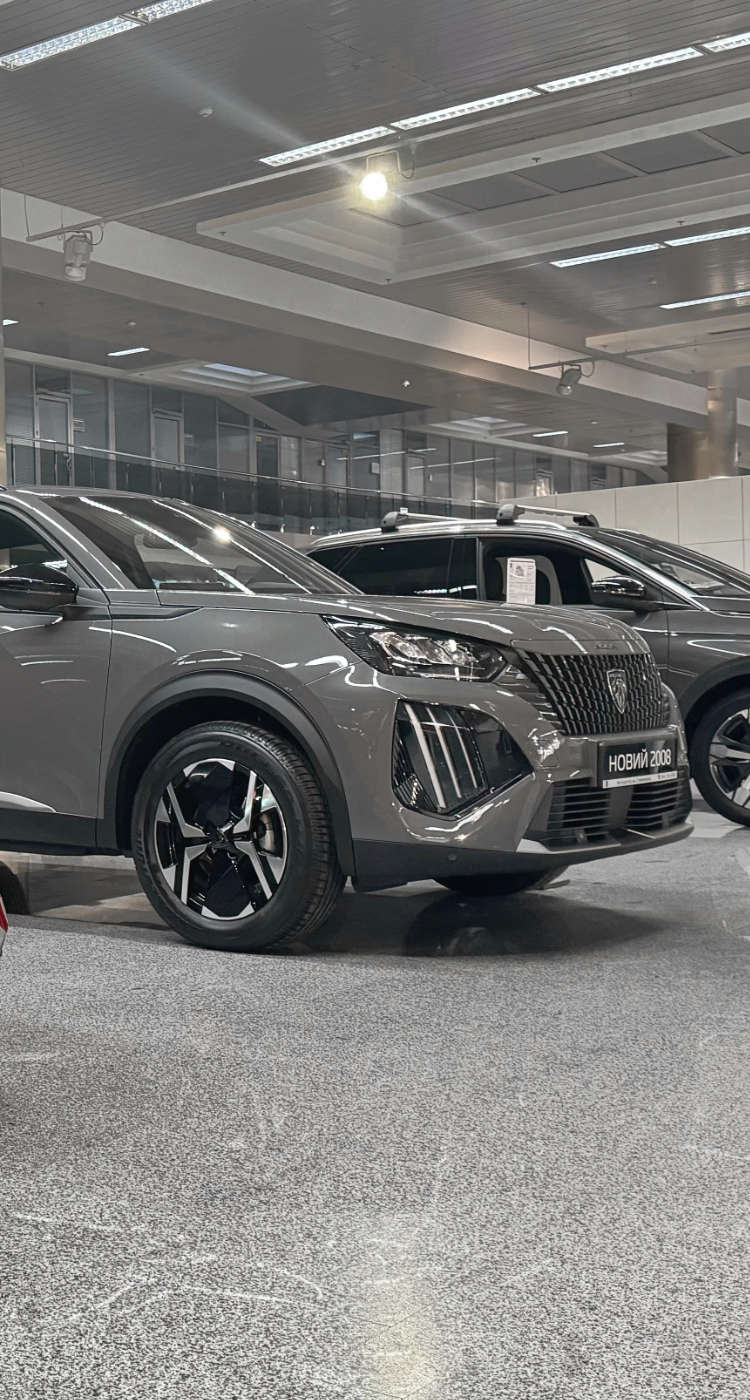 Виставкова зала Peugeot у салоні «Автоцентр на Столичному» у Києві