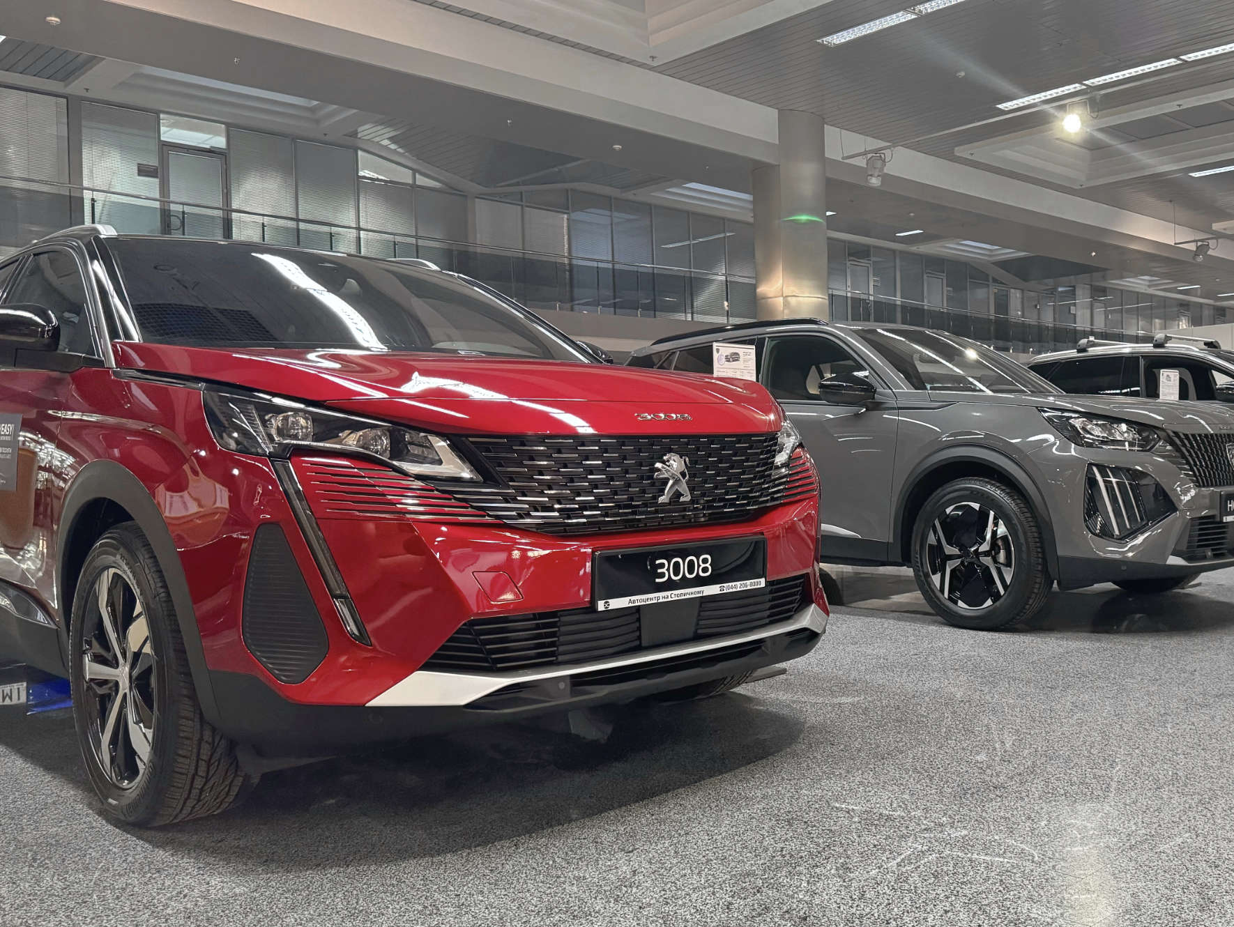 Виставкова зала Peugeot у салоні «Автоцентр на Столичному» у Києві